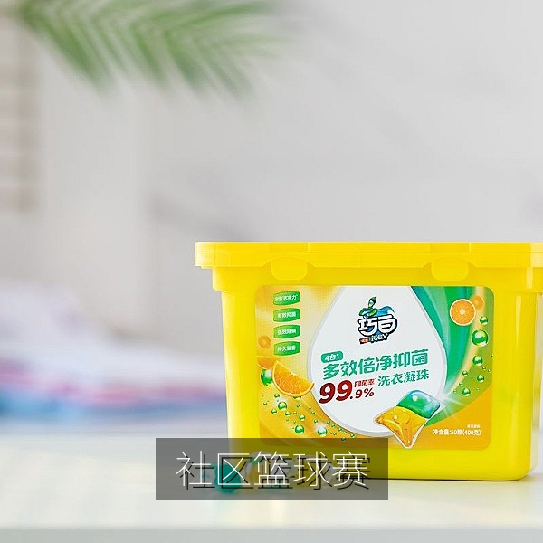 五一社区篮球联赛半决赛中球员上篮的瞬间