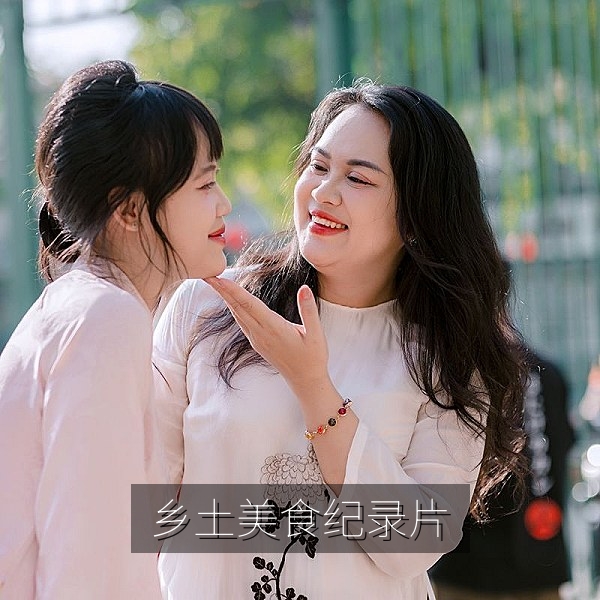 国产美食纪录片画面：江南古镇清晨的早点摊与蒸腾热气