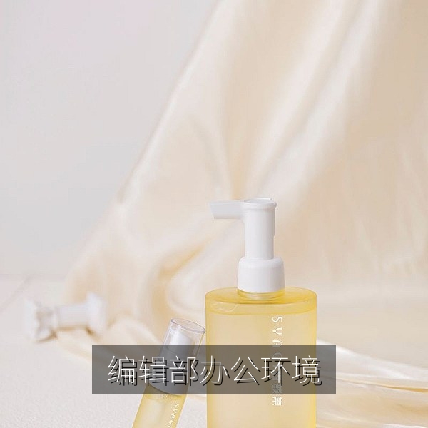 五一大赛爆料编辑部办公环境，编辑整理赛事资讯与投稿线索