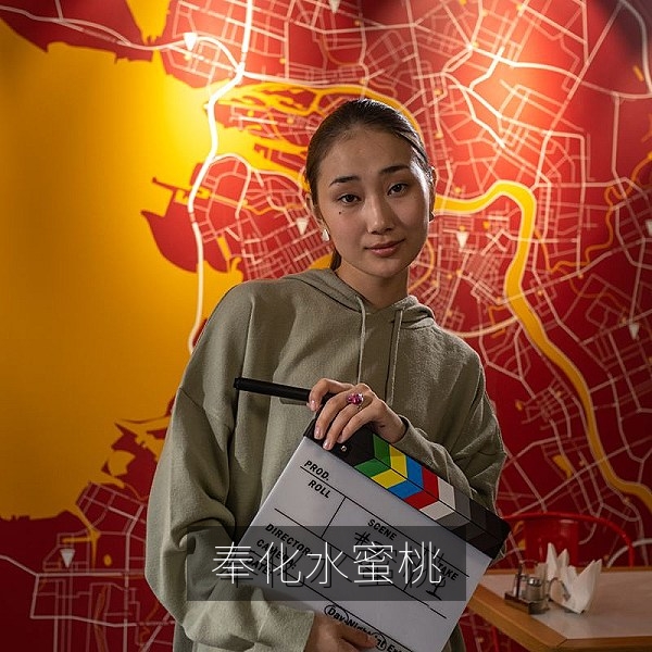 奉化水蜜桃礼盒中的新鲜蜜桃