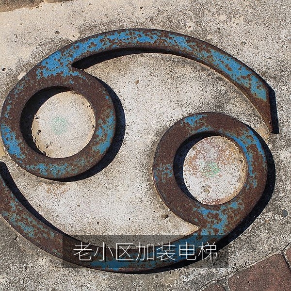 老小区加装电梯公示栏，居民费用分摊与社区生活资讯