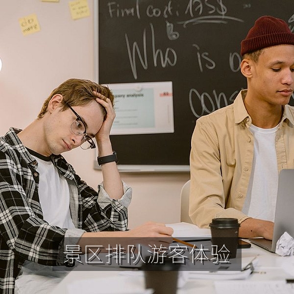 暑期热门景区游客排队入园的现场画面，热点爆料追踪