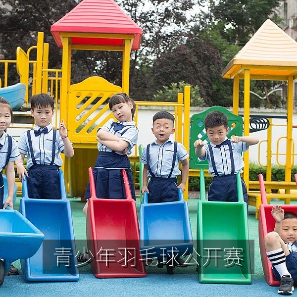五一大赛青少年羽毛球公开赛赛场上的单打比赛
