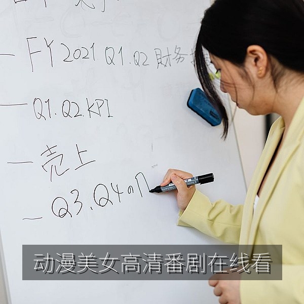 动漫美女高清番剧在线看首屏插画，展示少女角色与星空城市场景