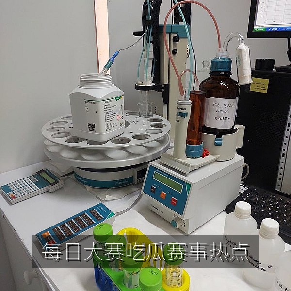 每日大赛吃瓜赛事热点现场，观众围观比赛直播的场景