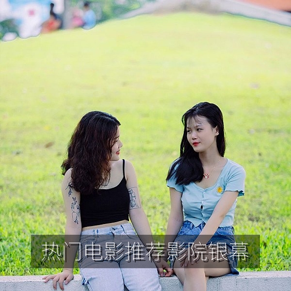 伊人影视城热门电影推荐首屏，影院银幕与观影氛围