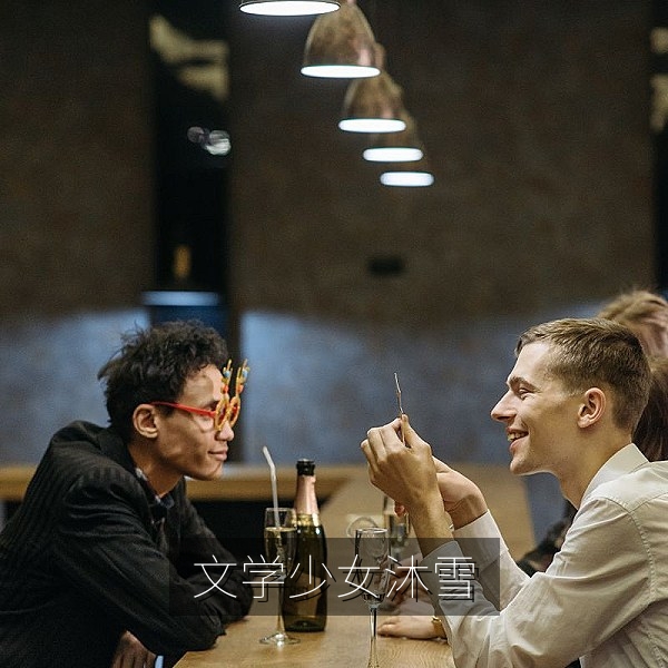 文学少女沐雪校园动漫美女角色在樱花树下读书