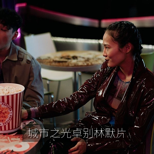 城市之光卓别林默片经典老电影剧照，流浪汉与卖花女