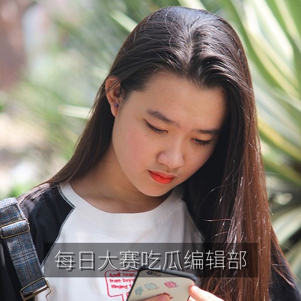 每日大赛吃瓜编辑部办公区，赛事热点编辑讨论选题