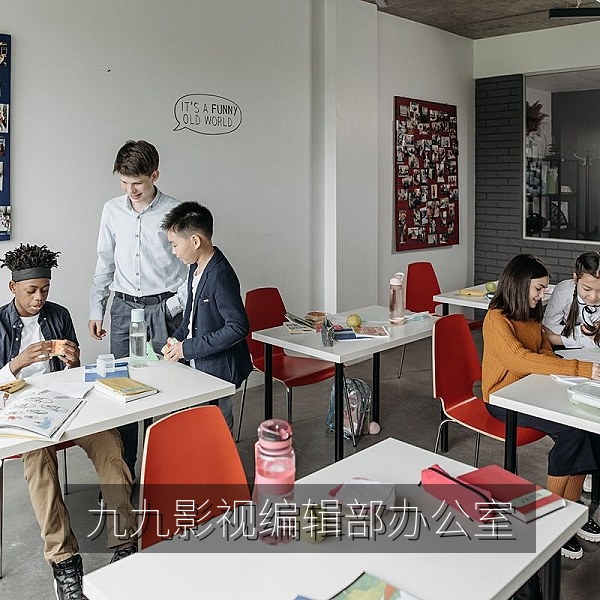 九九影视免费在线观看编辑部办公室，编辑正在整理高清电影片单