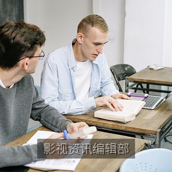 免费在线日韩欧美一二三四影视资讯编辑部办公环境