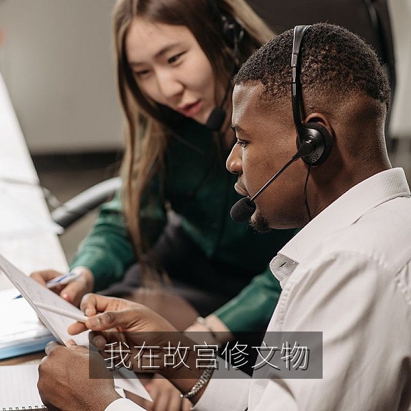 国产文物纪录片《我在故宫修文物》修复工匠工作场景