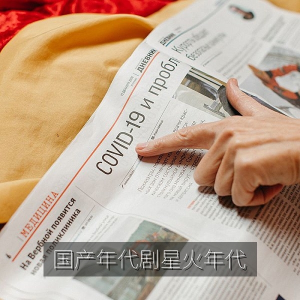 高清国产剧《星火年代》剧照，工厂车间里的青年工人群像