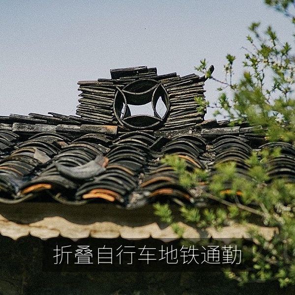 折叠自行车收纳后便于乘坐地铁通勤
