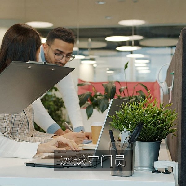 冰球守门员在KHL比赛中扑救射门的瞬间