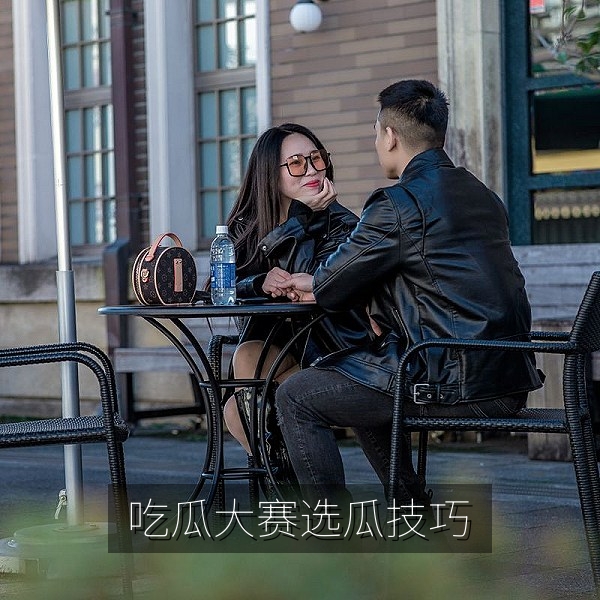 吃瓜大赛选瓜技巧，选手敲击西瓜判断成熟度