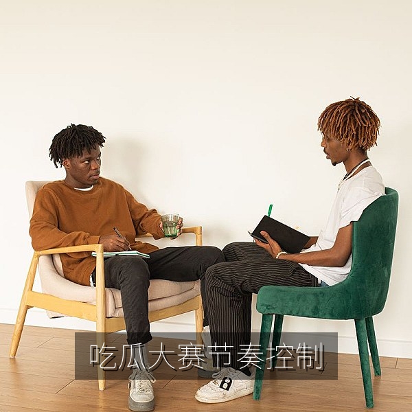 吃瓜大赛节奏控制，选手调整呼吸保持稳定吃瓜速度