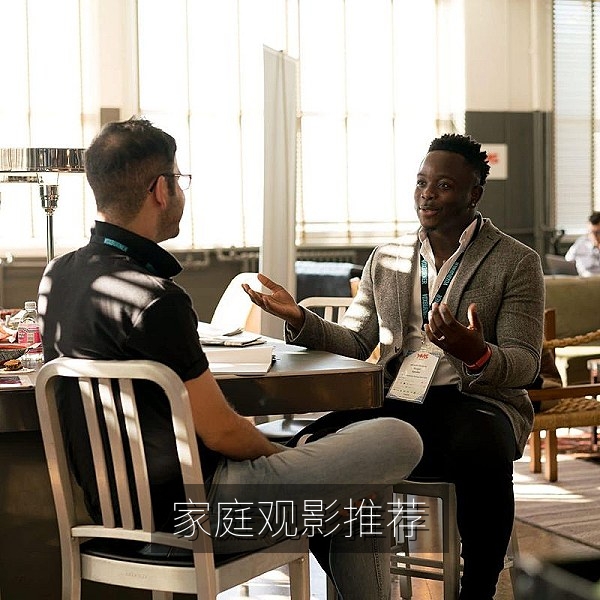 家庭观影推荐配图，一家人围坐客厅观看国产电影