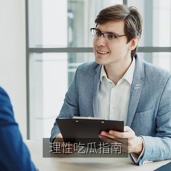 理性吃瓜指南：网友阅读热搜并核实消息来源的场景