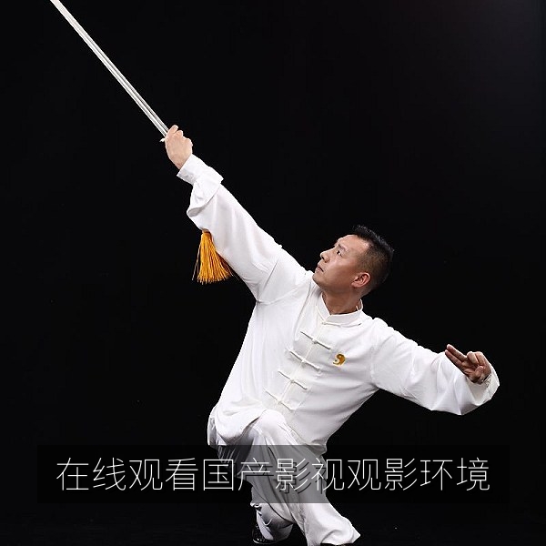 家中使用大屏设备在线观看国产影视的舒适观影环境