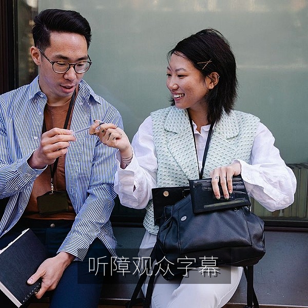 听障观众使用中文字幕观影的场景配图