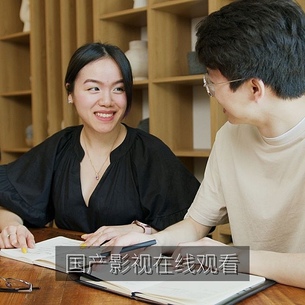 国产传媒在线播放首屏：家庭客厅大屏观看国产影视的场景