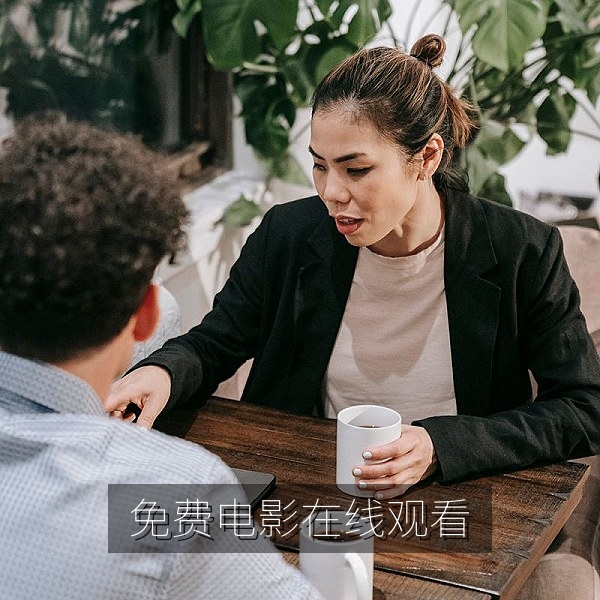 免费影视网站在线观看首页横幅：家庭影院中正在播放的高清电影画面