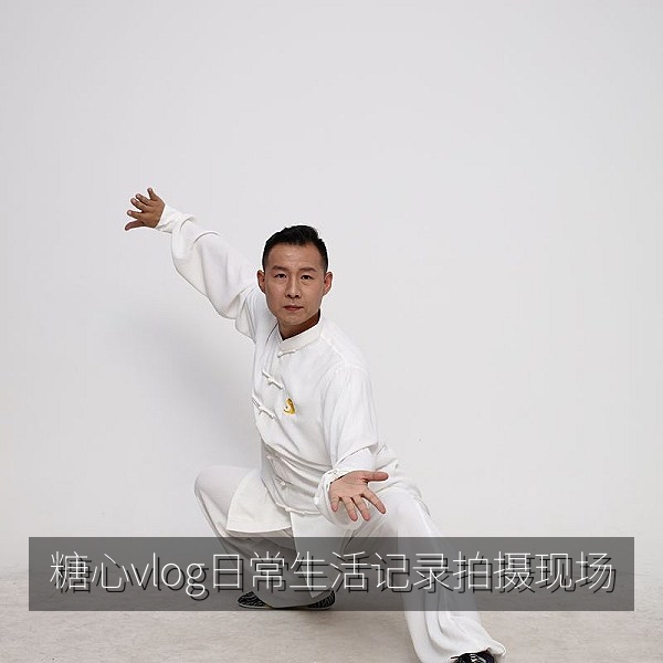 糖心vlog日常生活记录拍摄现场，创作者手持手机拍摄街头画面