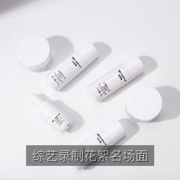 综艺录制现场嘉宾即兴互动成为全网名场面的花絮