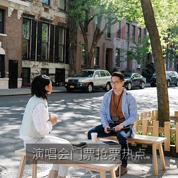演唱会现场灯光，吃瓜热点讨论暑期演唱会门票秒光现象