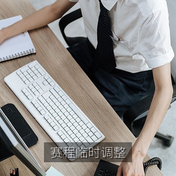 赛程临时调整现场，场馆工作人员处理灯光故障的赛事幕后画面