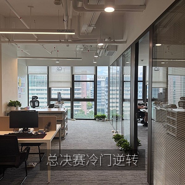 电竞总决赛现场冷门队伍逆转获胜的赛事热点画面