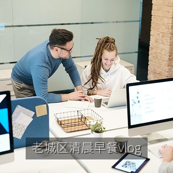老城区清晨早餐摊位与豆浆热气的城市生活vlog画面