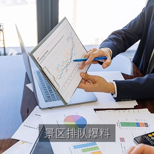 暑期热门景区排队三小时的游客实拍爆料