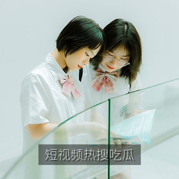 短视频热搜话题引发全网吃瓜讨论的配图