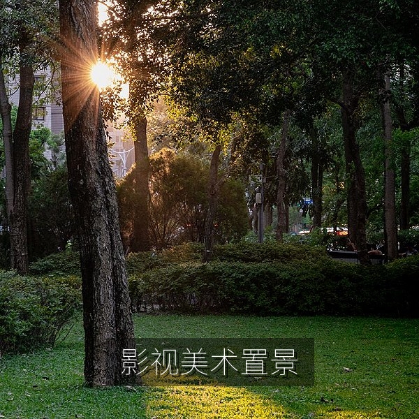 影视美术师搭建置景与手绘概念图的工作场景