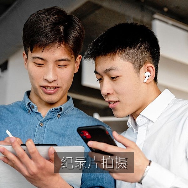 影视行业观察：纪录片摄影师在野外跟拍的工作场景