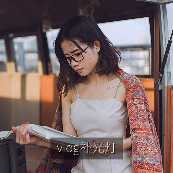 室内vlog拍摄使用的小型补光灯与柔光布置