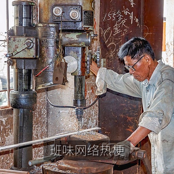 办公桌前的上班族，网络热梗解读“班味”一词的含义