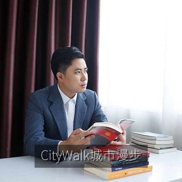 街头漫步的年轻人，网络热梗解读 City Walk 城市漫步的流行原因