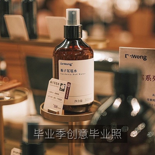 毕业季创意毕业照走红，校园话题的网络热点配图