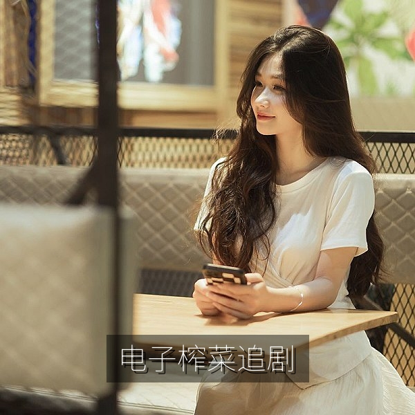 边吃饭边看视频的场景，网络热梗解读“电子榨菜”的由来