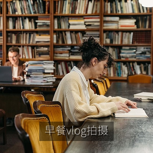清晨厨房里拍摄早餐生活vlog的俯拍画面