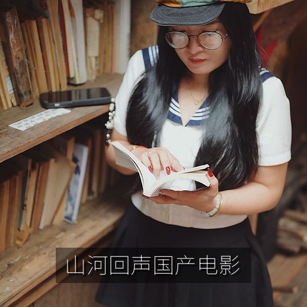 国产电影《山河回声》高清剧照，西北山区公路与远山