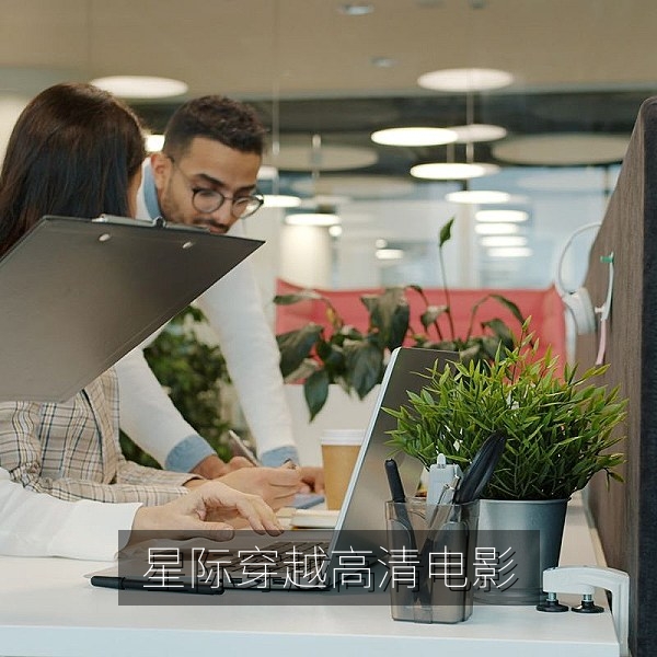 星际穿越高清电影场景，宇航员穿越虫洞与黑洞
