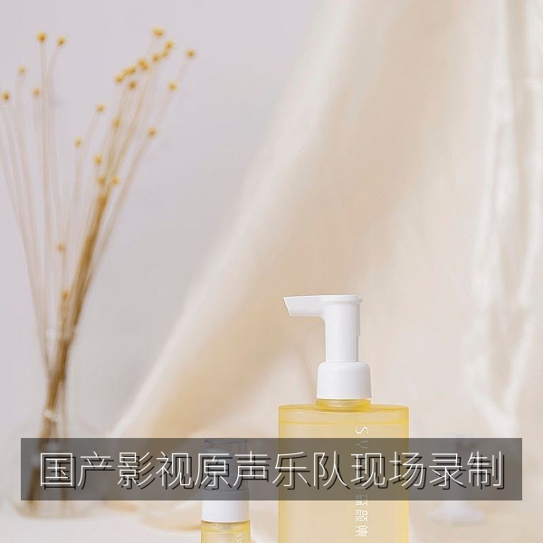 国产影视原声乐队在录音棚录制配乐的现场照片