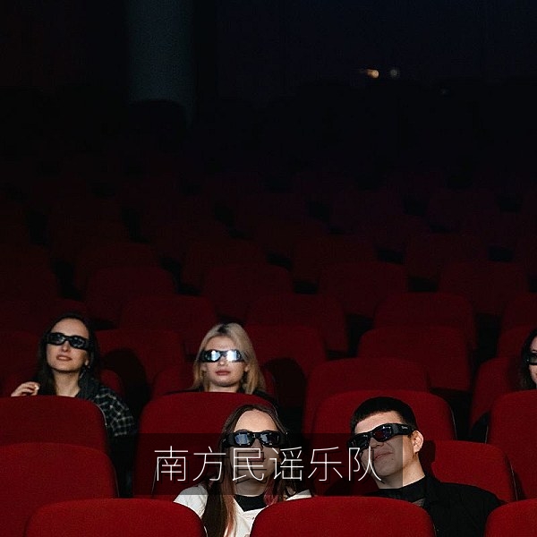 国产民谣乐队在南方小镇巡演的现场照片
