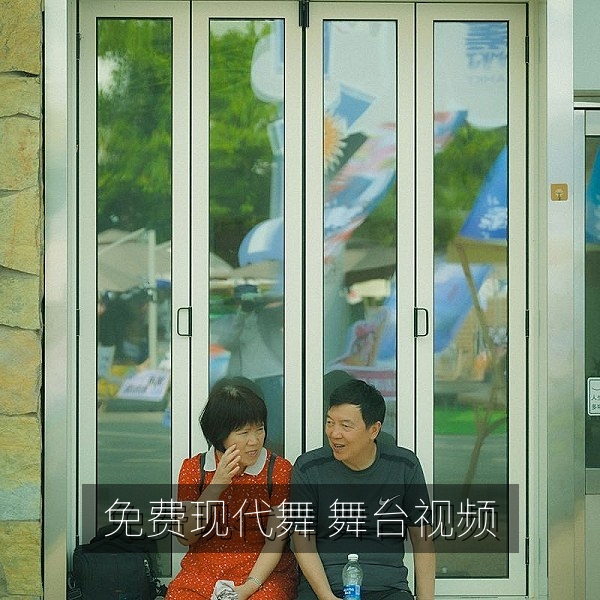 现代舞免费视频，舞者在灯光舞台上的群舞表演