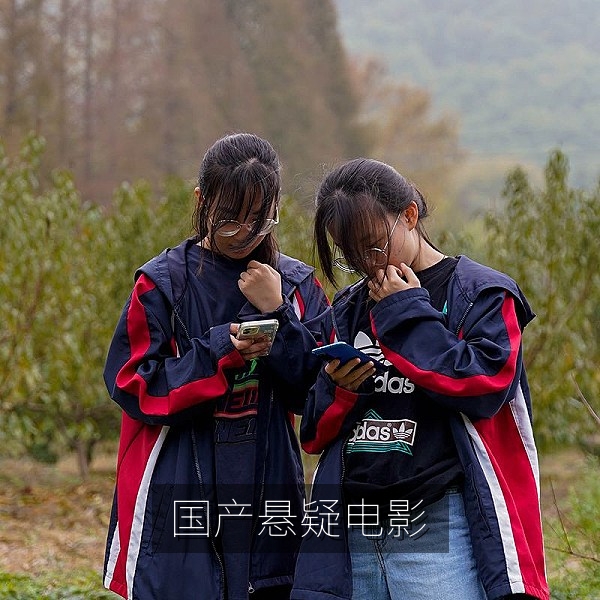 国产悬疑电影剧照风格的夜景街道，适合中文字幕观影