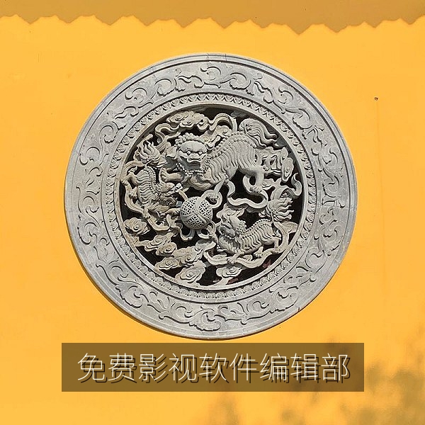 免费影视软件编辑部办公环境，编辑正在测试影视应用